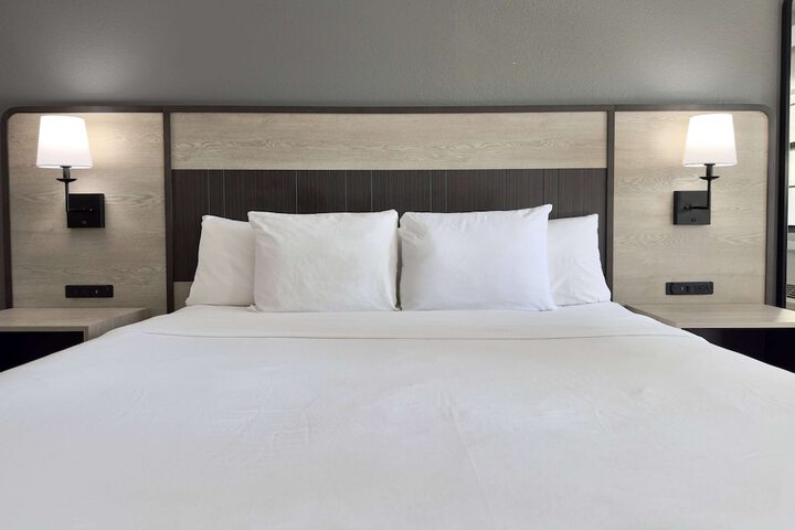 1 King Bed (12 of 26)
