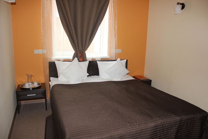 Room 4 of 16