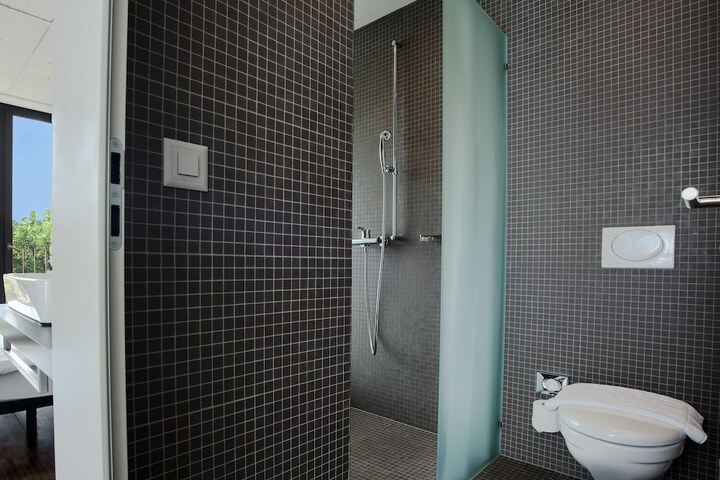 Room 15 of 38