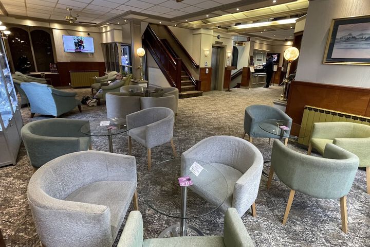 Lounge 72 of 83
