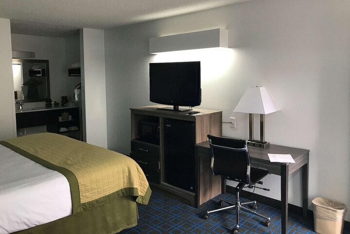 1 King Bed (2 of 7)