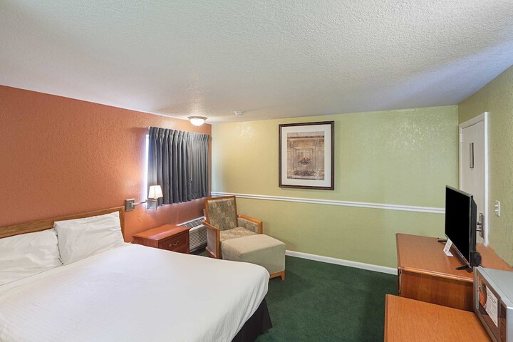 1 Queen Bed (16 of 18)