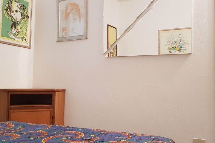 Room 11 of 30