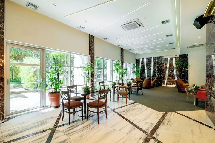 Lounge 173 of 256