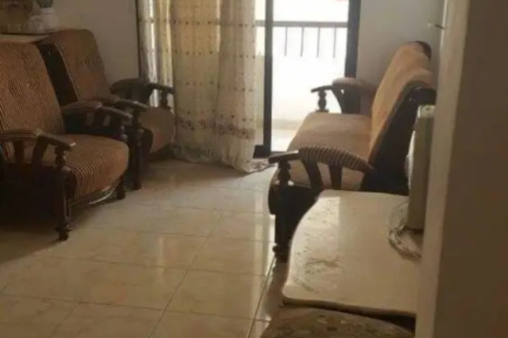 Room 4 of 8