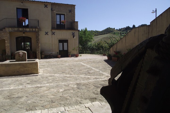 Hotel Exterior 63 of 94