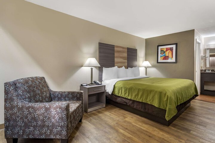 1 King Bed (4 of 11)