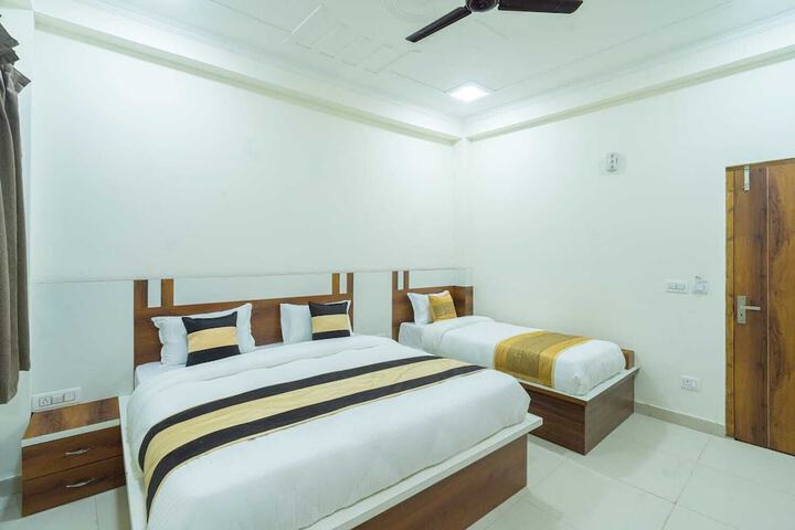 Room 2 of 32