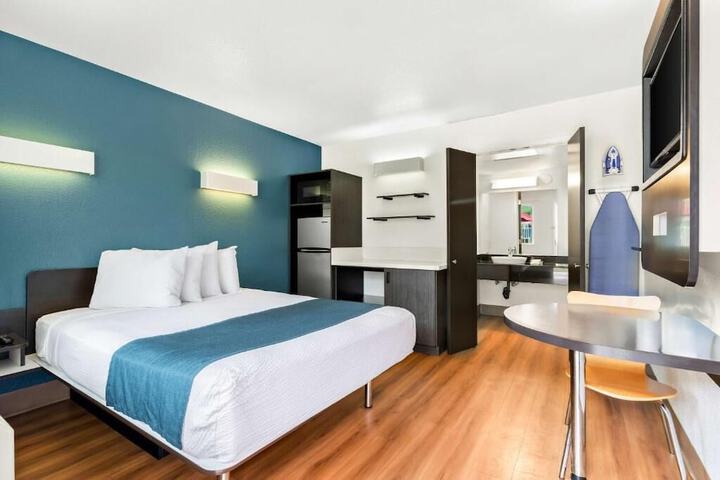 Room 2 of 6