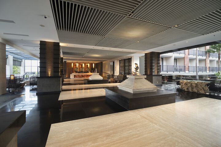 Entrance & Lobby