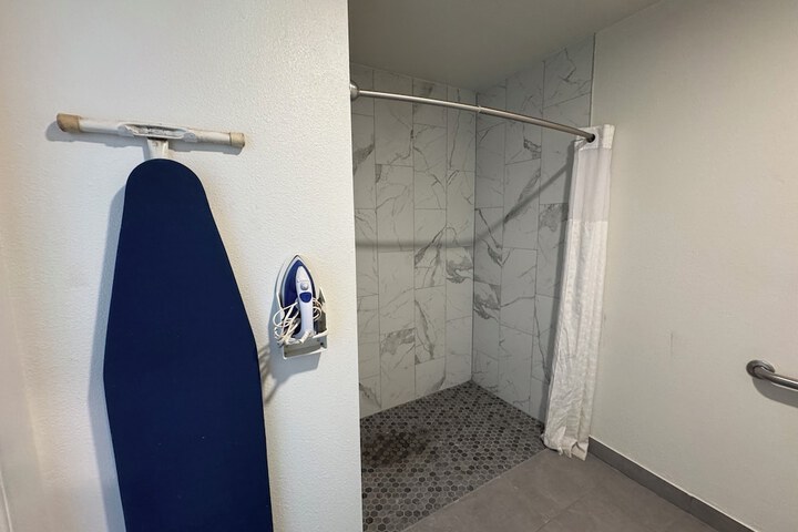 1 Queen Bed Accessible (5 of 11)