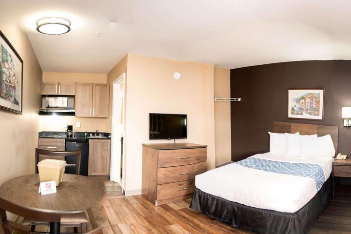 Queen Bed Accessible (7 of 11)