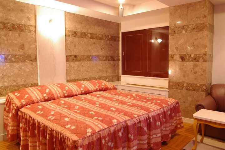 Room 9 of 26