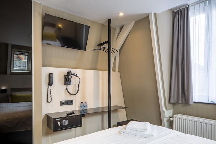 Room 30 of 42