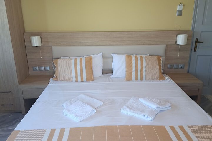 Room 5 of 102