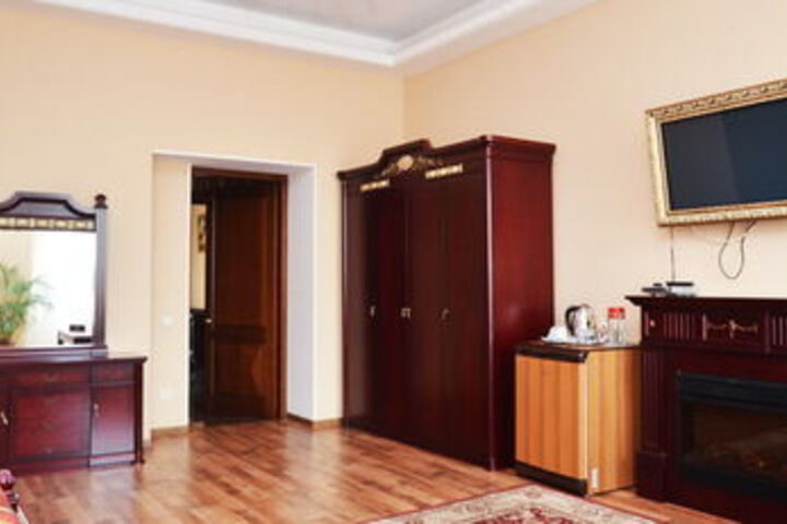 Room 13 of 32