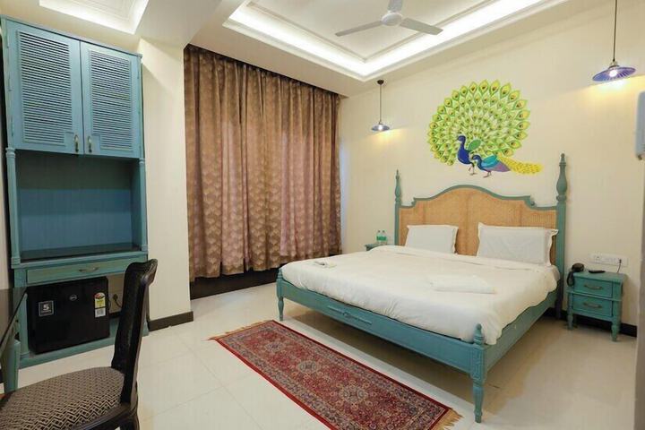 Room 6 of 18