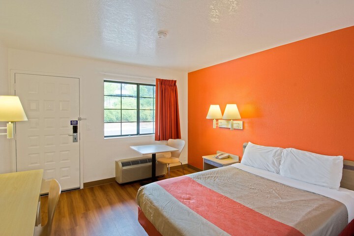 1 Queen Bed (1 of 9)