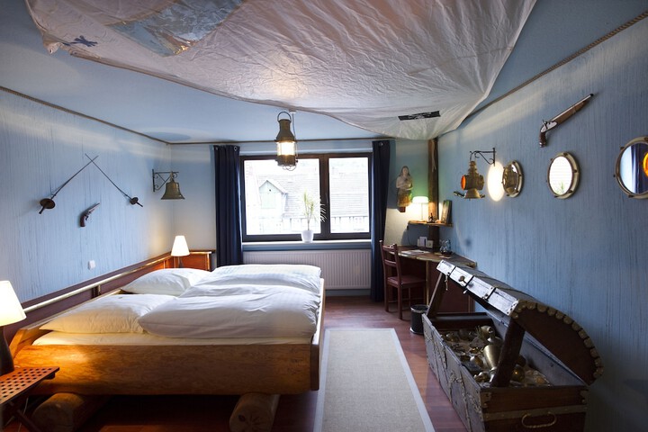 Room 73 of 283