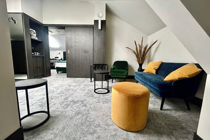 Room 9 of 48
