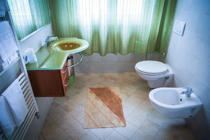 Room 10 of 38