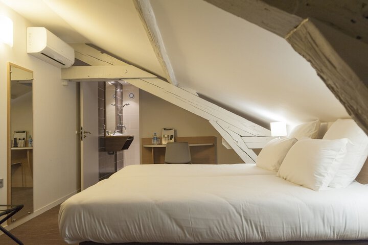 Room 15 of 140