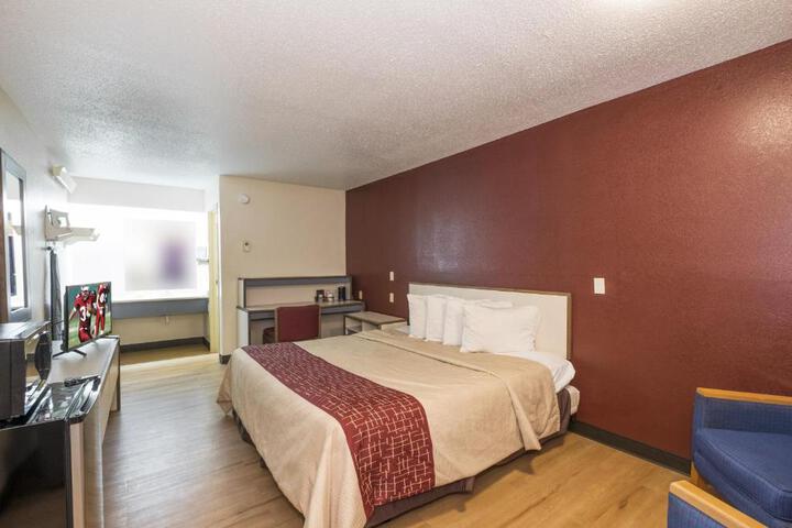 Deluxe King Bed (5 of 7)