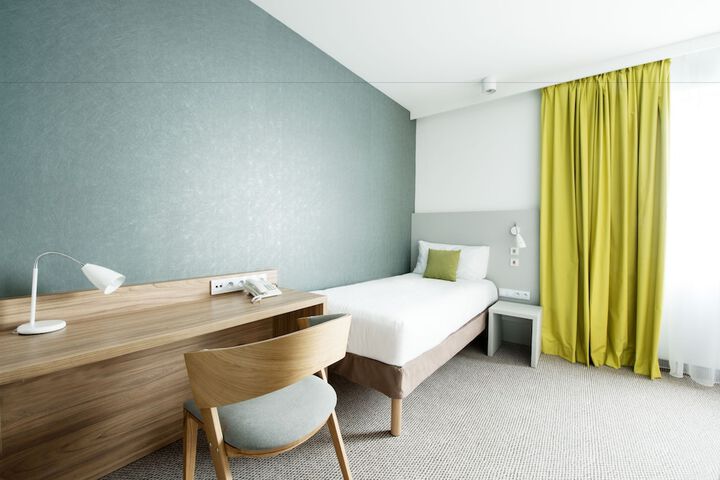 Room 4 of 83