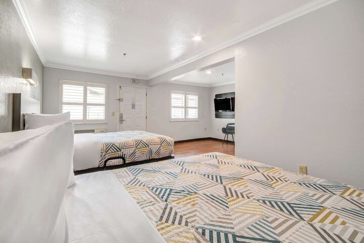 1 Queen Bed (11 of 17)