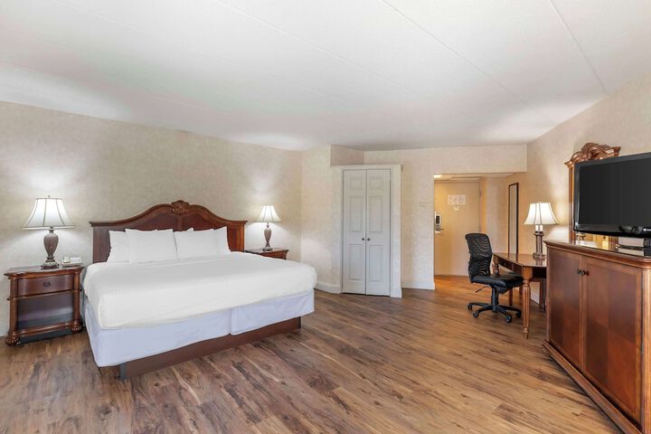 1 King Bed (8 of 23)