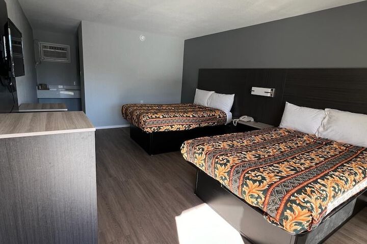 2 Queen Beds (18 of 19)