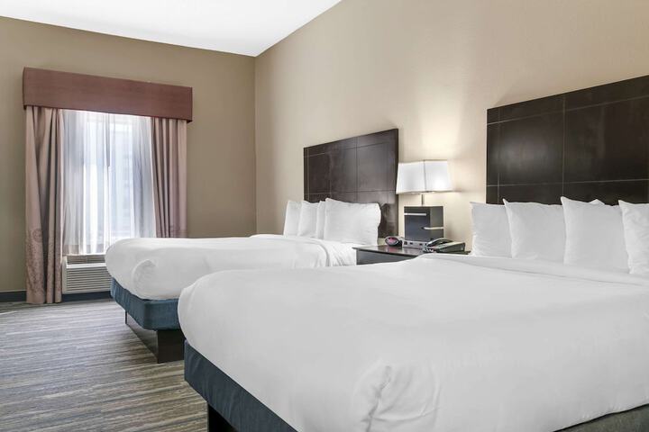 2 Queen Beds (1 of 10)