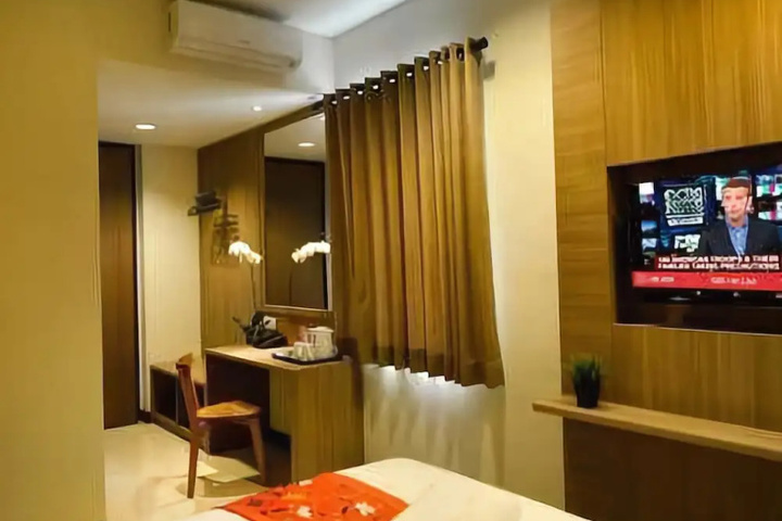 Room 6 of 9