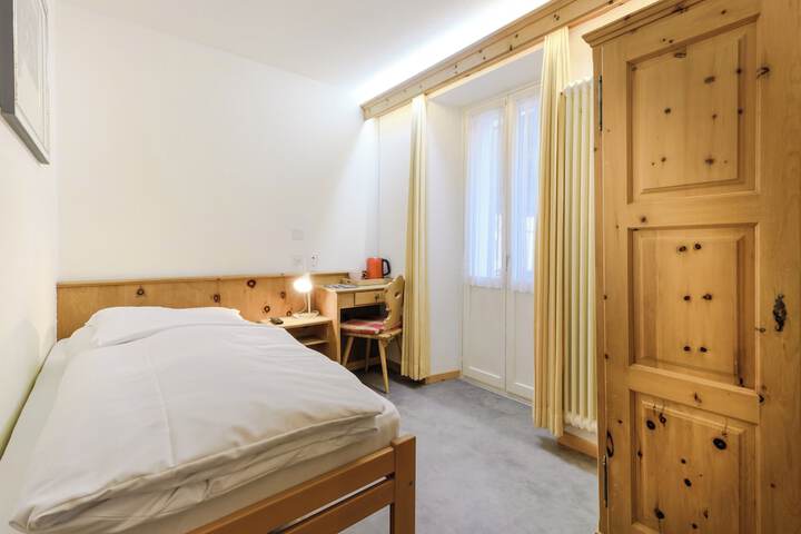 Room 8 of 25