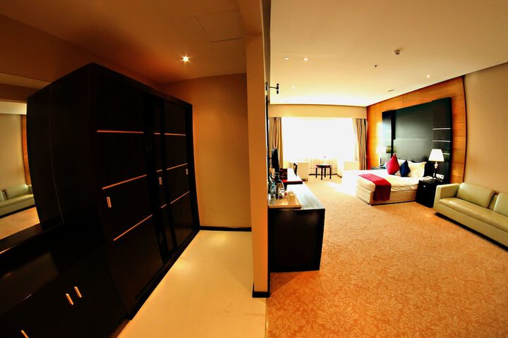 Room 6 of 76