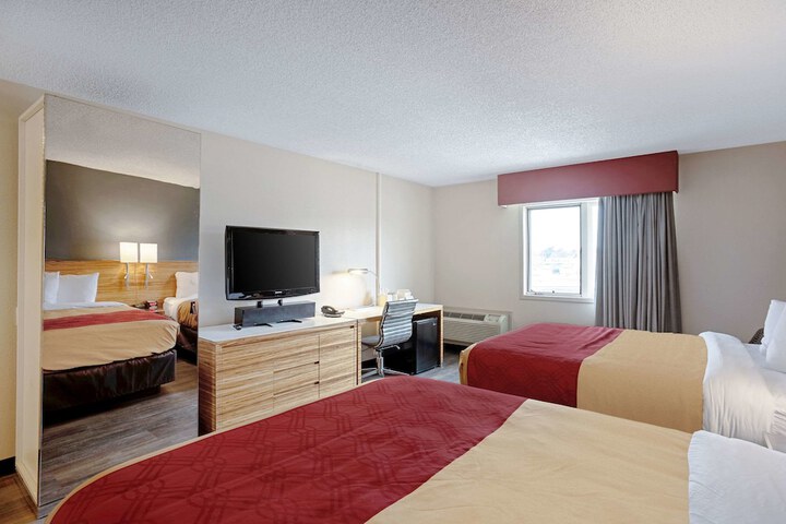 1 Queen Bed (11 of 11)