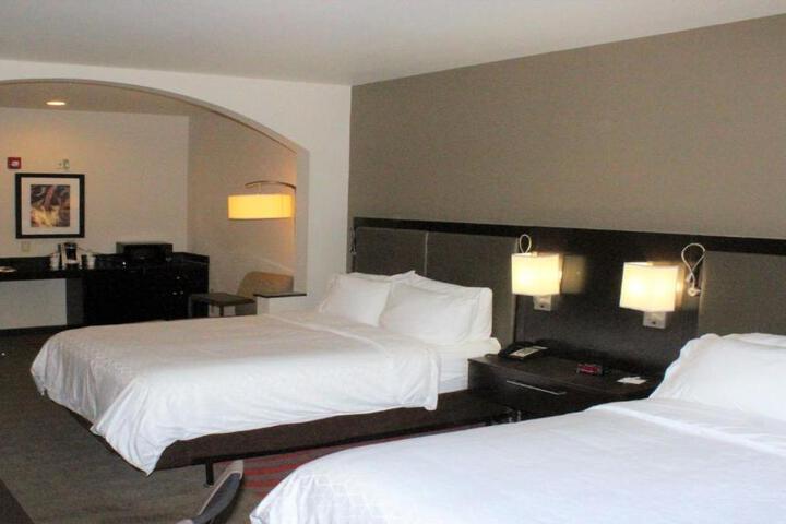 2 Queen Beds (2 of 15)