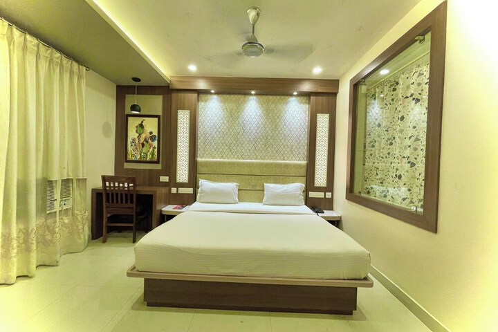 Hotel KUBER PALACE - Sea beach & Temple