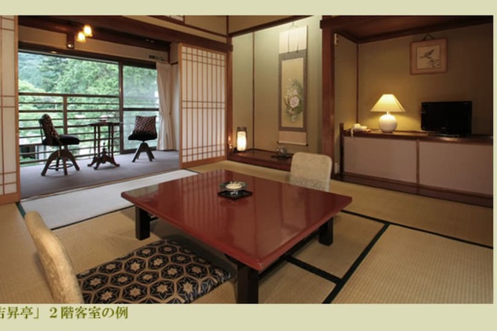 Room 12 of 32