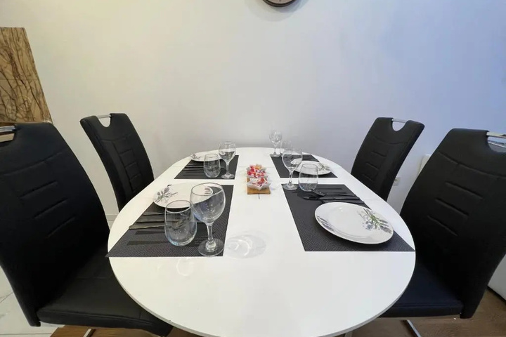 Dining 12 of 13