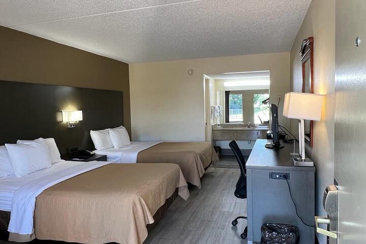 2 Double Beds (11 of 13)