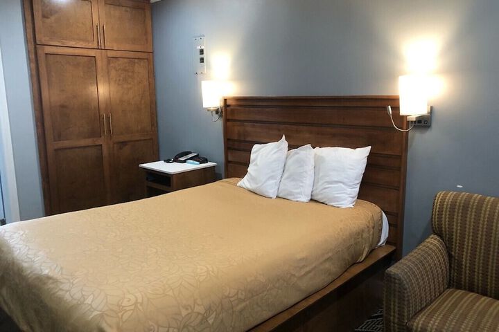 1 Queen Bed (2 of 2)
