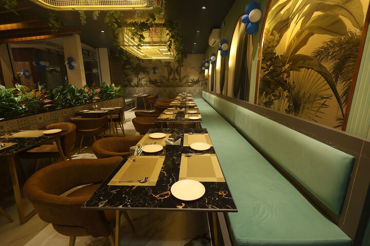 Dining 17 of 34