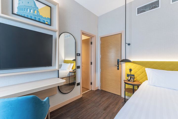 Room 32 of 73