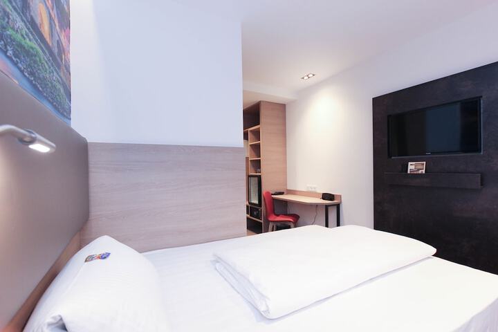 Room 9 of 50