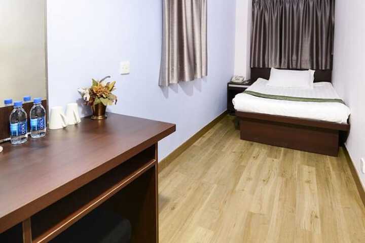 Room 13 of 33