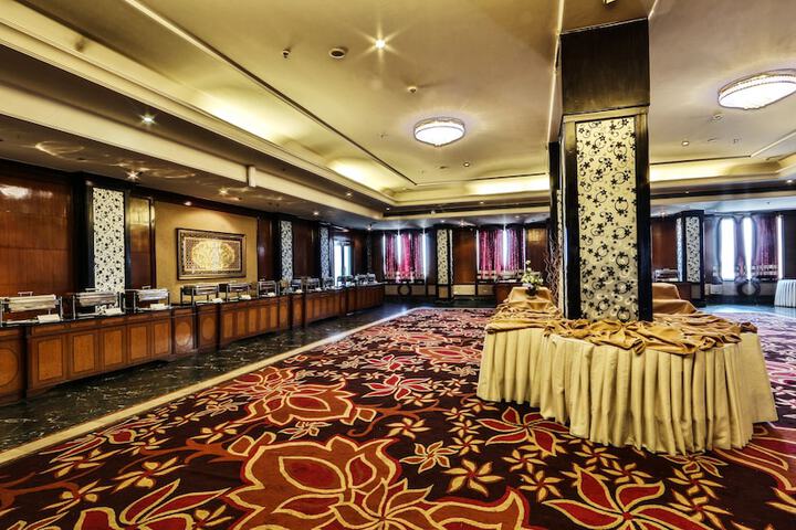 Ballroom/Hall 75 of 95