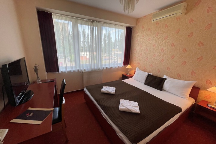Room 32 of 66