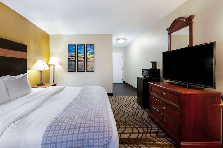 1 King Bed Deluxe Room (10 of 19)