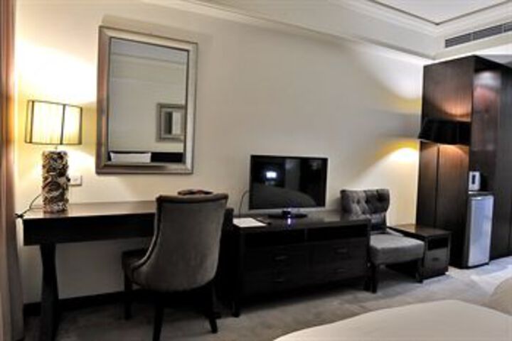 Room 13 of 28